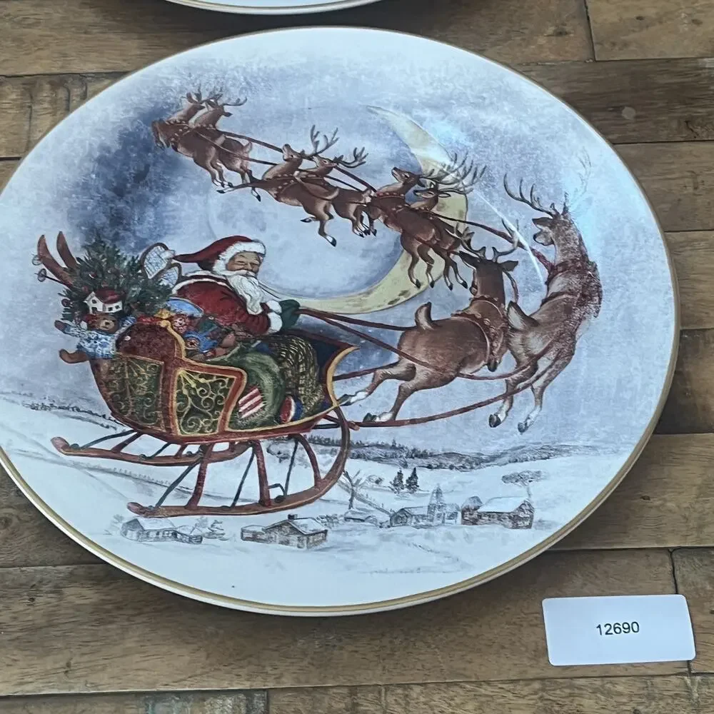 Pottery Barn Nostalgic Santa Dinner Plates 10.5